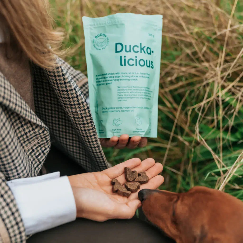 Buddy Pet Foods - Duck-alicious semi-moist dog treats - myke og deilige godbiter med and og rosmarin til hunden
